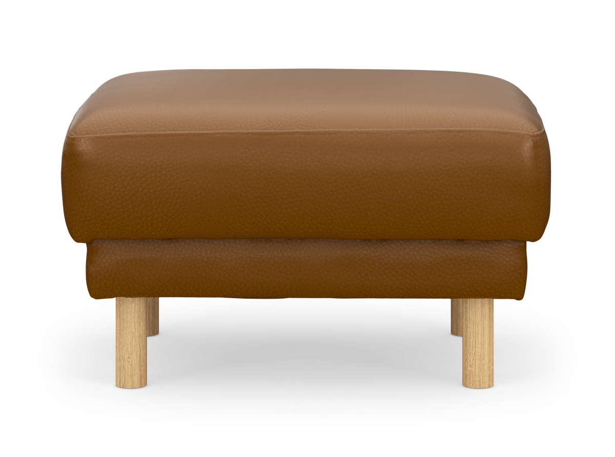 Brun läderpall/ottoman med runda ben i ljust trä, sedd framifrån på vit bakgrund.