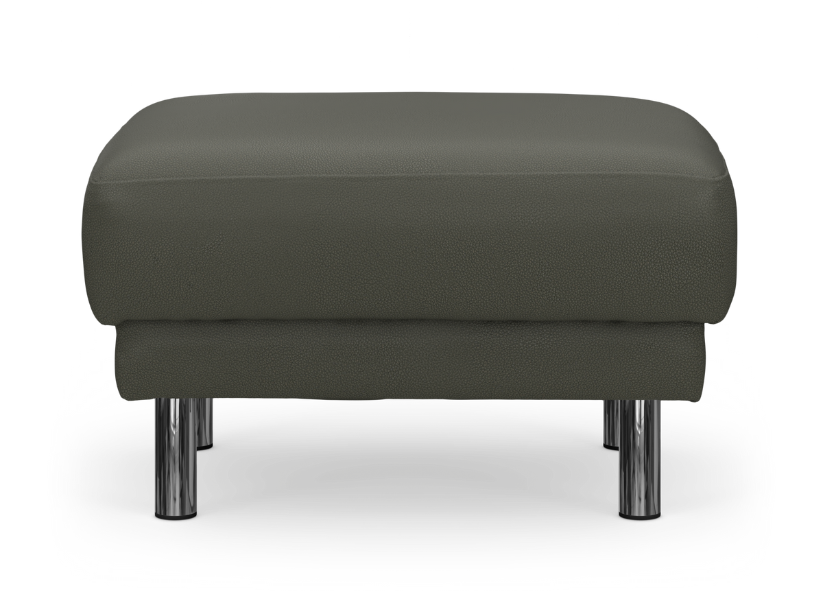 Mörkgrön fotpall/ottoman i läder med runda kromben, frilagd mot vit bakgrund, sedd rakt framifrån.
