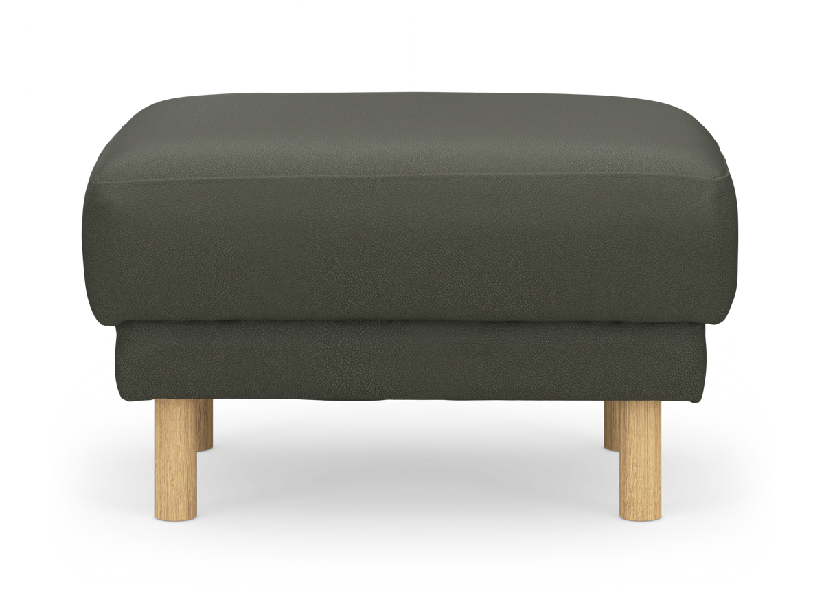 Mörkgrön fotpall/puff med ljusa runda träben, frilagd sedd rakt framifrån.