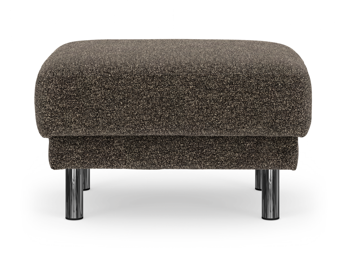 Brun tygpuff/ottoman med kromade ben, frilagd produktbild sedd rakt framifrån.