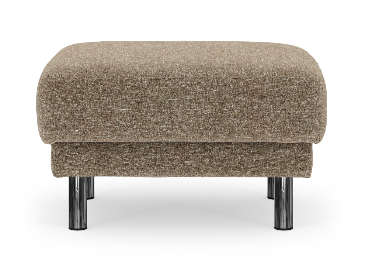 Beige stoppad fotpall i tyg med runda kromade ben, frilagd mot vit bakgrund.