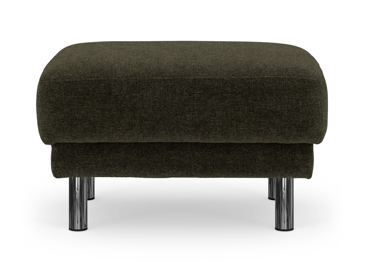 Mörkgrön tygpuff/ottoman med runda kromade ben sedd framifrån på vit bakgrund.