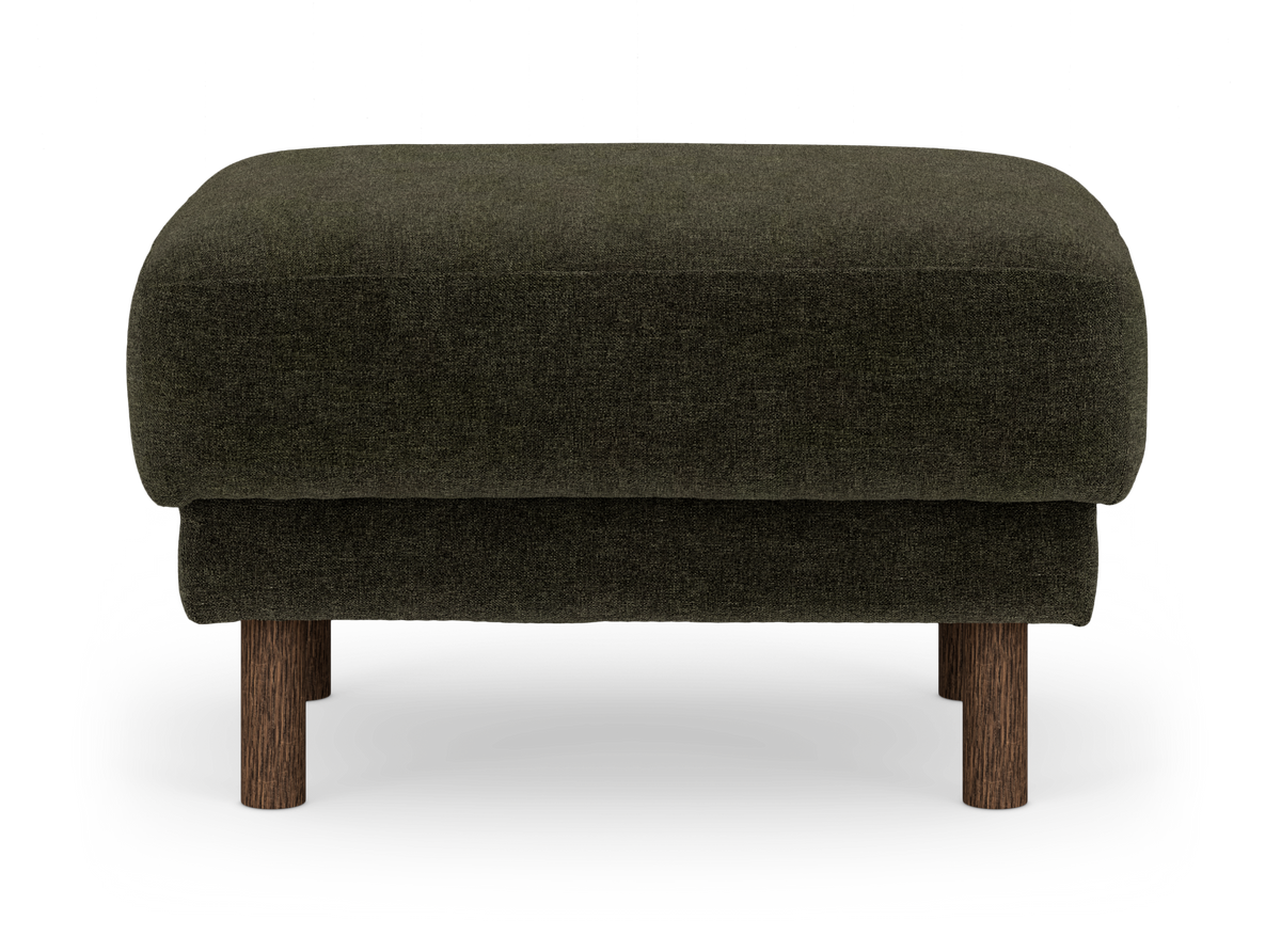 Mörkgrön stoppad fotpall/ottoman med runda ben i mörkt trä, frilagd produktbild framifrån.