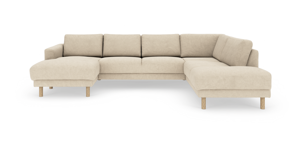 Beige U-formad hörnsoffa/sektionsoffa med schäslong till vänster och öppet avslut till höger, träsben, frilagd på vit bakgrund.