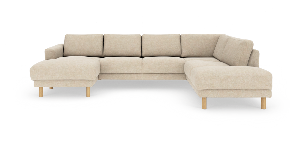 Beige L-formad modulsoffa med schäslong på vänster sida och öppet avslut till höger, på ljusa träben.