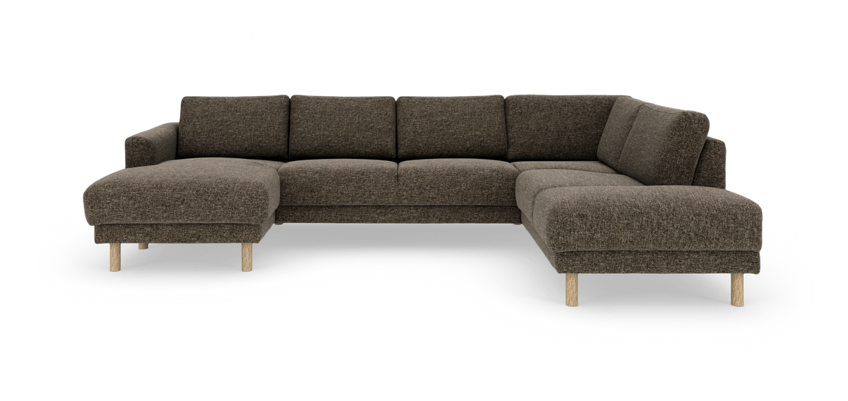 Modulär U-soffa i brunmelerad textil med ljusa träben, sedd snett framifrån och frilagd på vit bakgrund.