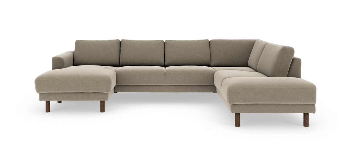 Beige U-formad modulsoffa med schäslong till vänster och öppet avslut till höger, runda träben.