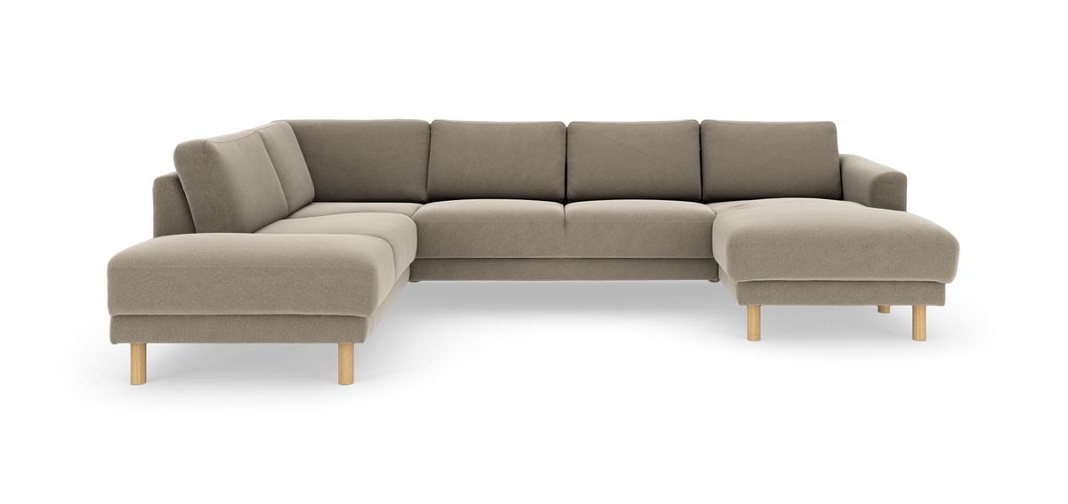 Beige U-formad modulsoffa med schäslong och runda träben, frilagd på vit bakgrund.