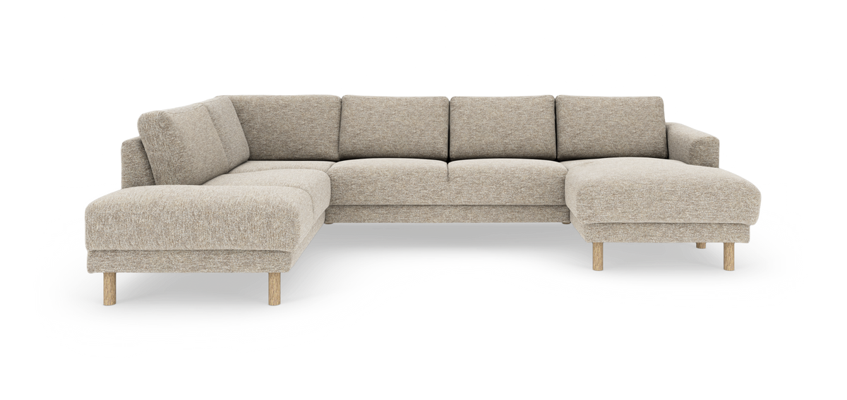 Beige L‑soffa med schäslong och träben, frilagd mot vit bakgrund.