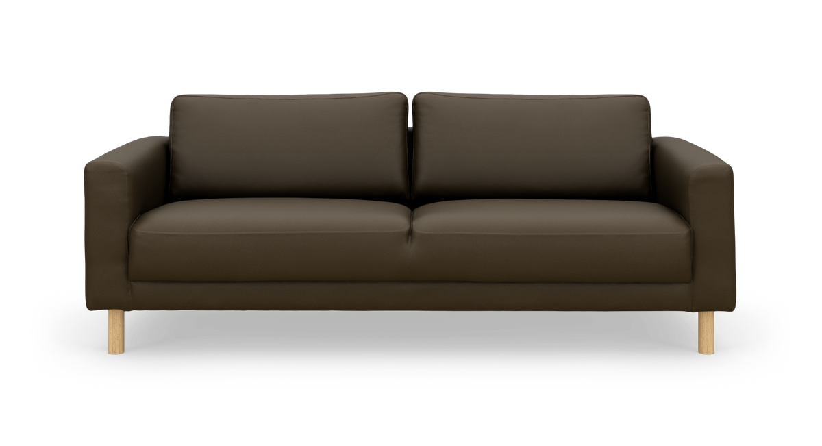 Brun 3-sits soffa med raka armstöd och ljusa träben, frontvy på vit bakgrund.