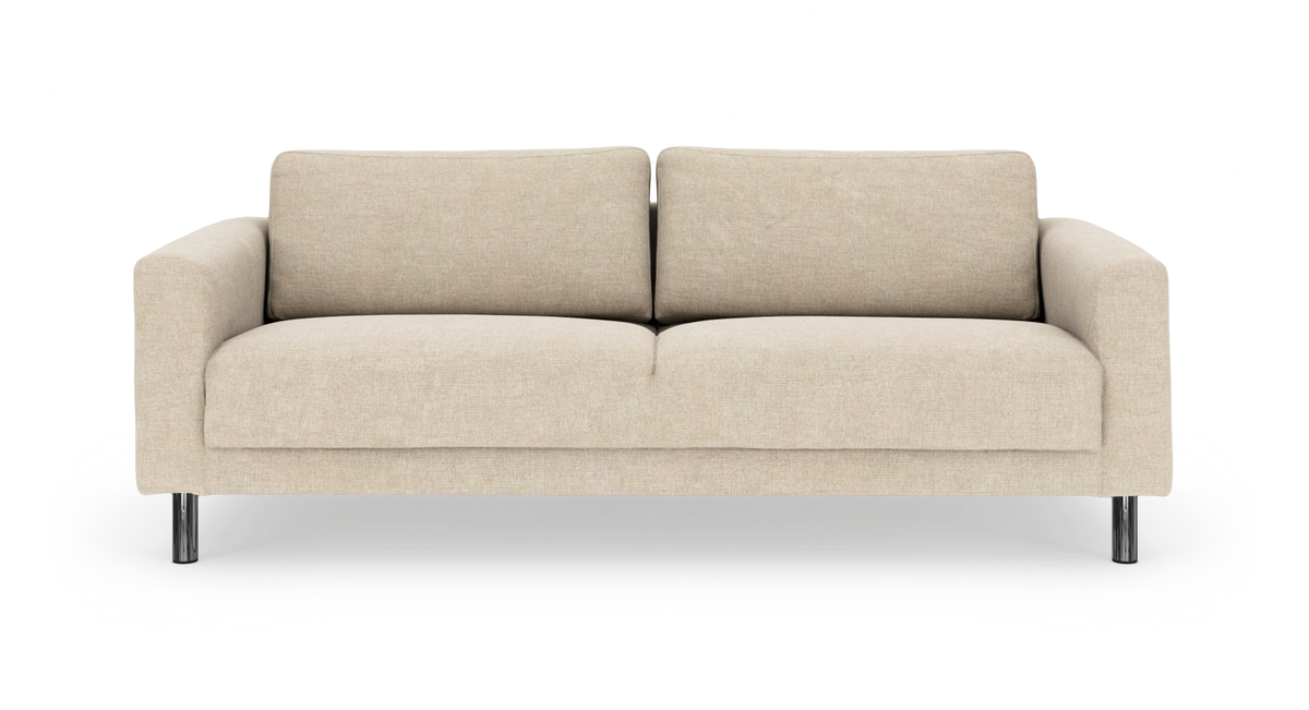 Beige tygsoffa med två ryggkuddar och två sitsplymåer, runda kromade ben, frontvy, frilagd på vit bakgrund.