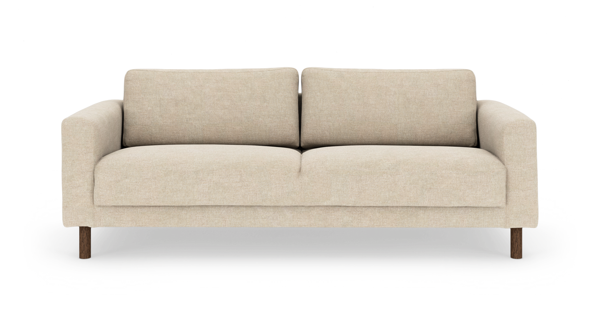 Beige 3-sits soffa med rundade armstöd och träben, frilagd på vit bakgrund.