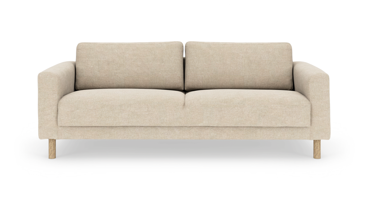 Beige tresits soffa med mjuka rygg- och sittkuddar, rundade armstöd och träben, sedd rakt framifrån mot vit bakgrund.