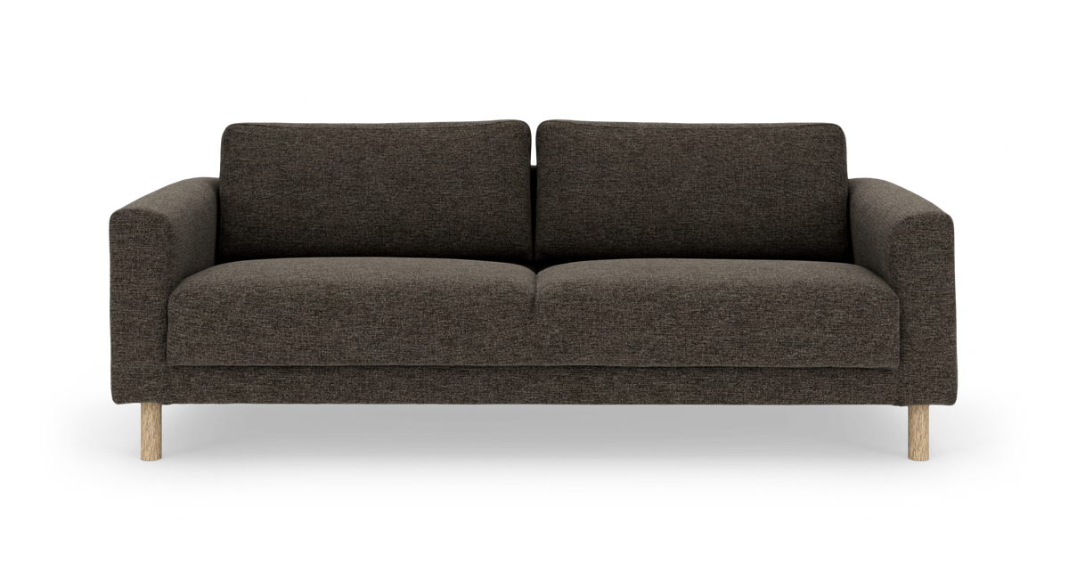 Mörkgrå 3-sits soffa i tyg med ljusa träben, frilagd mot vit bakgrund.