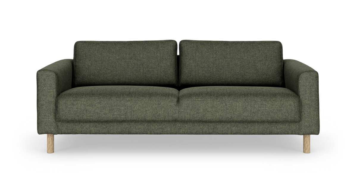 Grön 3-sits soffa med runda armstöd och träben, frilagd mot vit bakgrund.