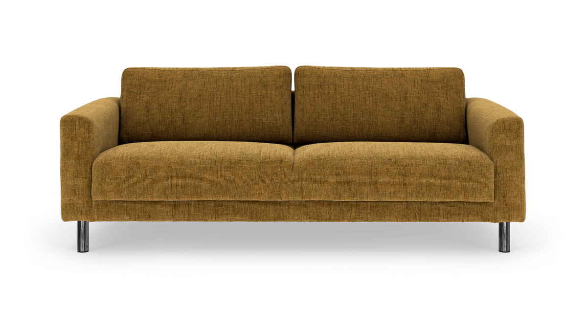 Senapsgul tygsoffa med två sittkuddar och kromade ben, frilagd mot vit bakgrund.