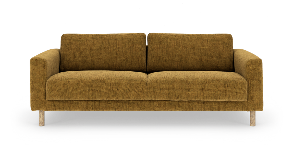 Senapsgul 3-sits soffa i tyg med runda armstöd och ljusa träben, frilagd mot vit bakgrund.