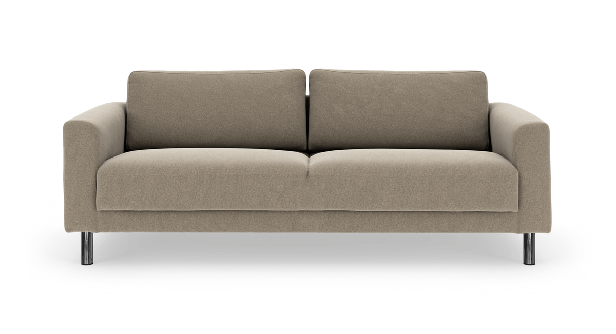 Beige tresitssoffa med kromben, frontvy mot vit bakgrund.