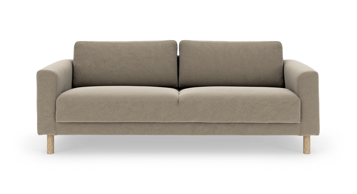 Beige 2‑sits soffa i tyg med två ryggkuddar, en hel sittdyna, rundade armstöd och ljusa träben, frilagd mot vit bakgrund.