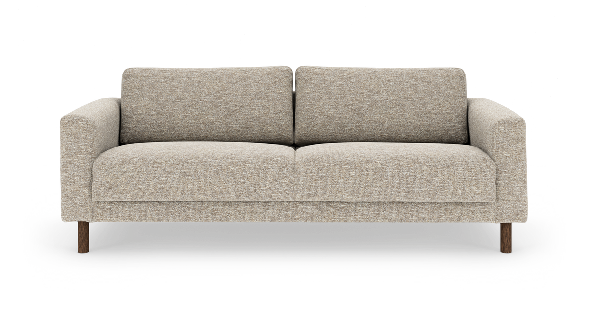 Beige tygsoffa med två sittkuddar och träben, frontvy mot vit bakgrund.