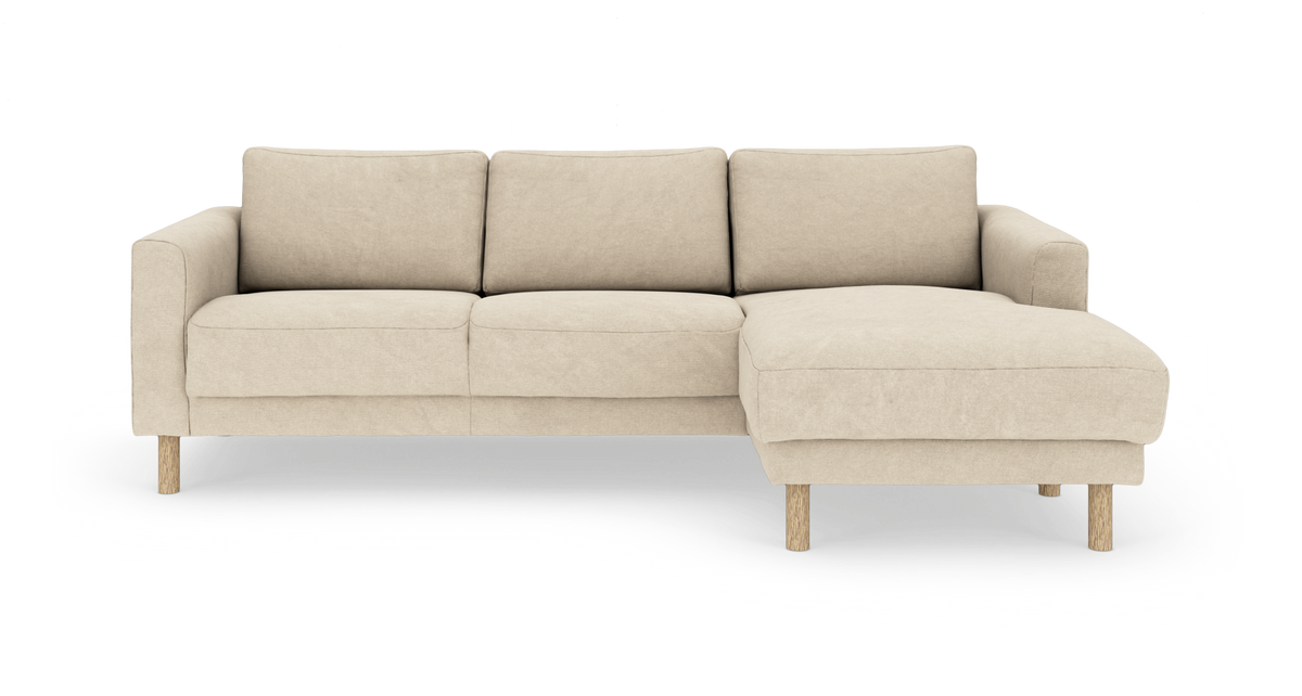 Beige 3‑sits hörnsoffa med schäslong till höger och träben.