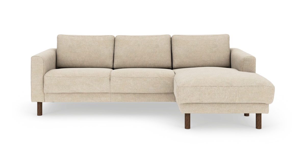 Beige högerställd divansoffa i tyg med träben, frontal produktbild.