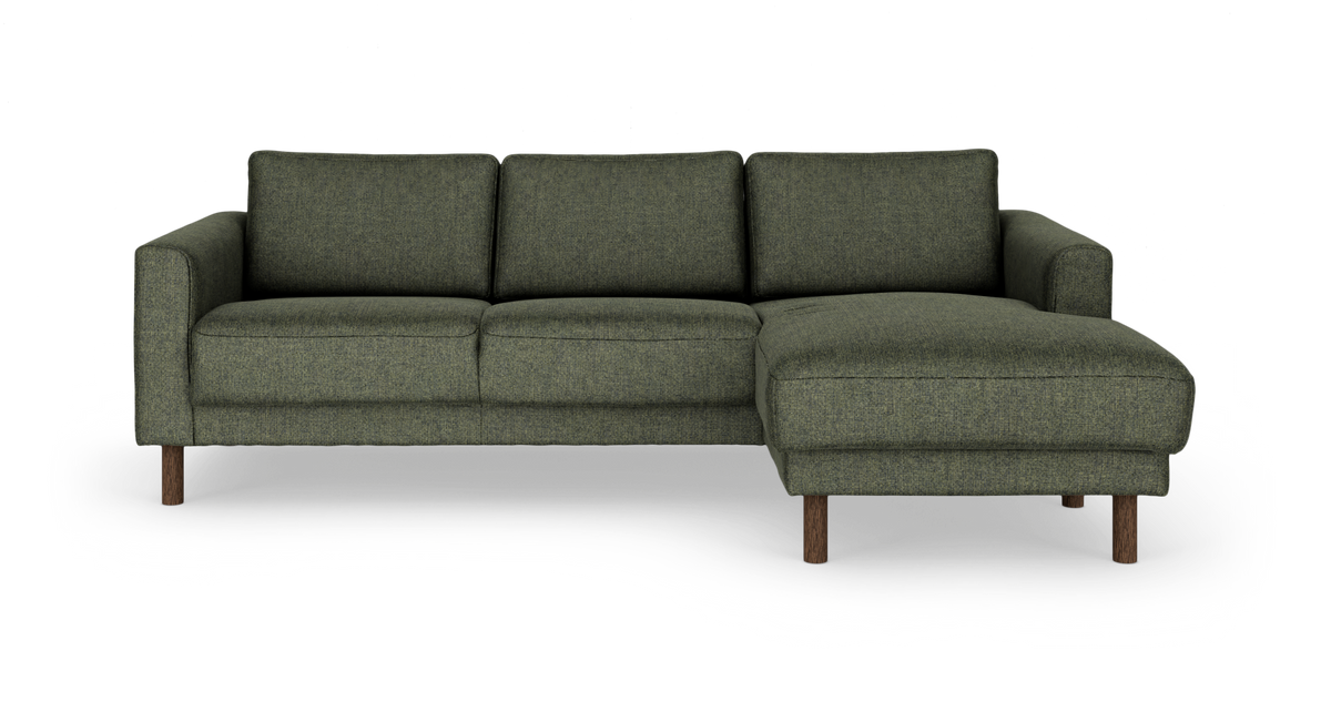 Grön 3‑sits soffa med schäslong på höger sida och runda träben, modern och minimalistisk.