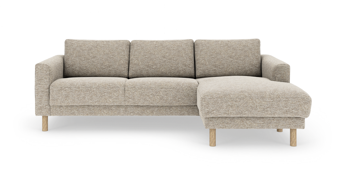 Beige tresits-soffa med högerställd schäslong och runda träben, frilagd produktbild.
