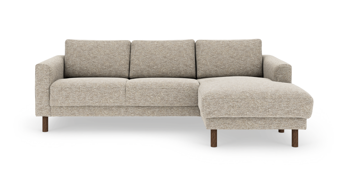 Beige 3-sits soffa med höger divan, tygklädsel och träben, frilagd på vit bakgrund.