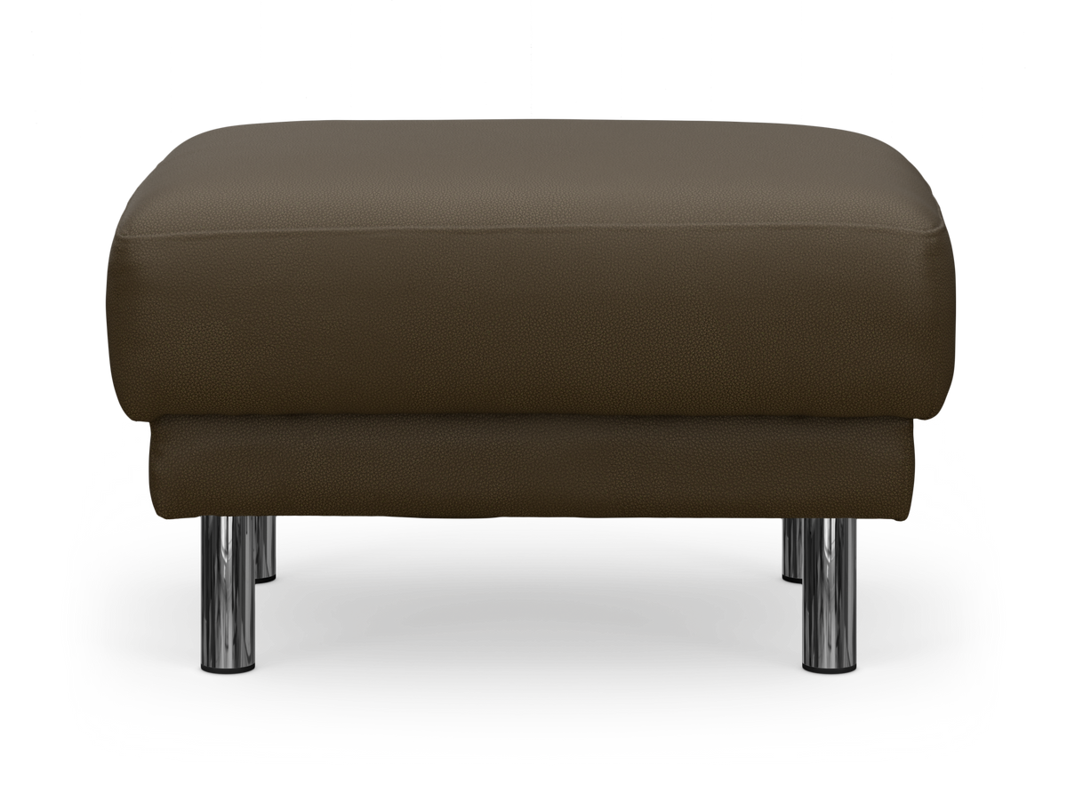 Brun ottoman/fotpall i läder med kromade runda ben, frilagd mot vit bakgrund.