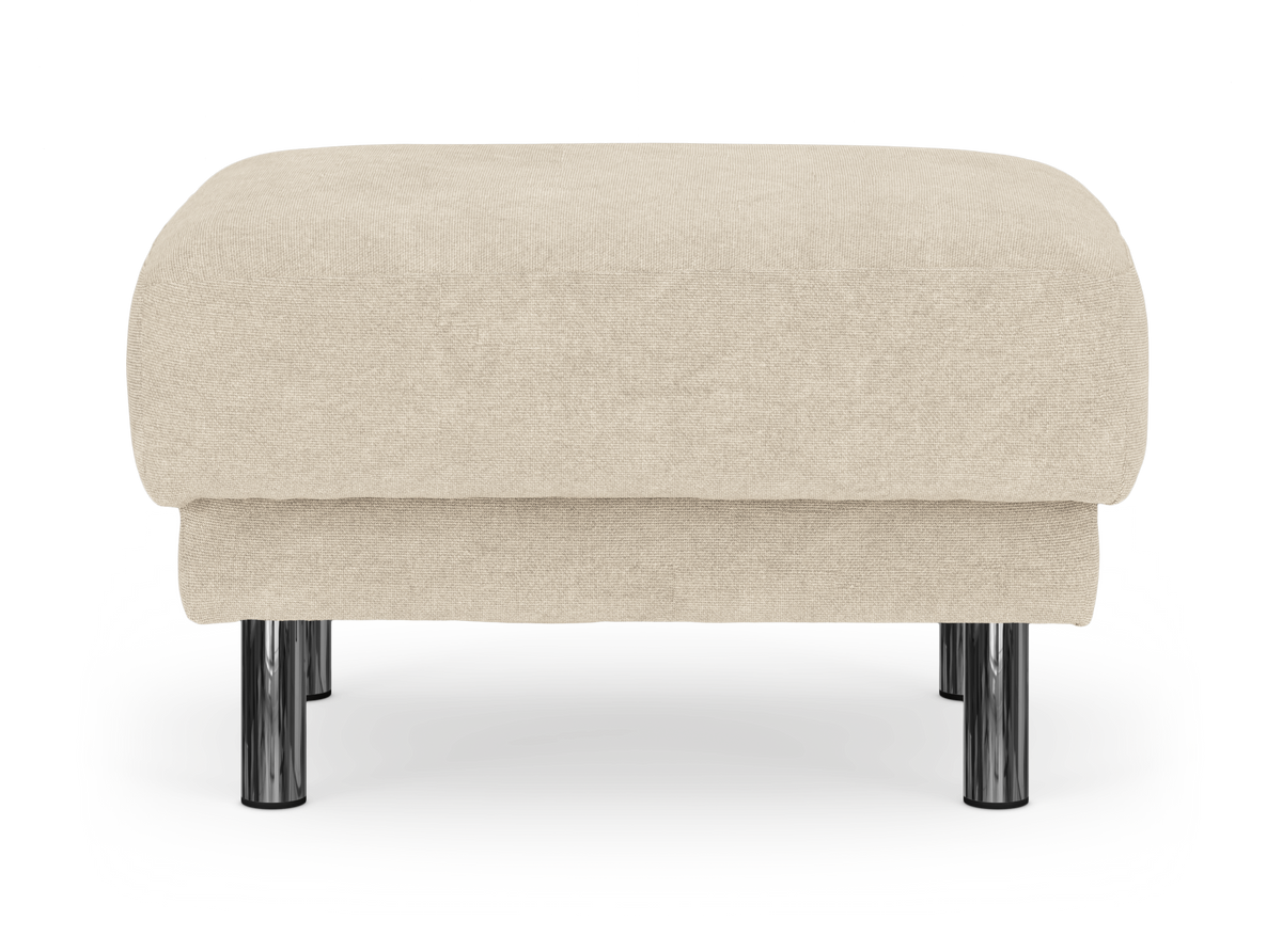 Beige fotpall med kromade runda ben, frontvy, frilagd på vit bakgrund.
