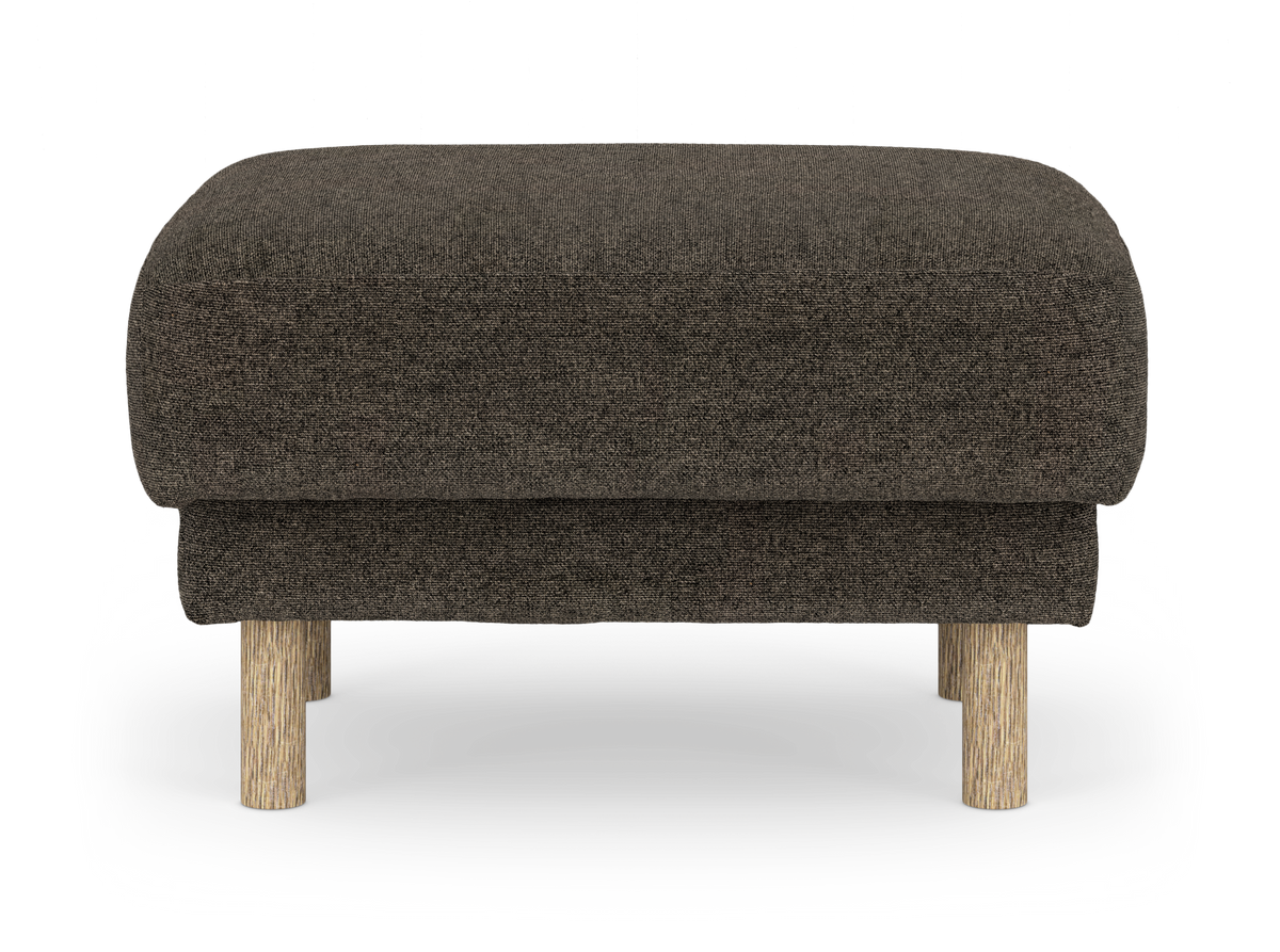Mörkbrun ottoman/fotpall i tyg med runda ben i ljust trä, sedd rakt framifrån som produktbild.