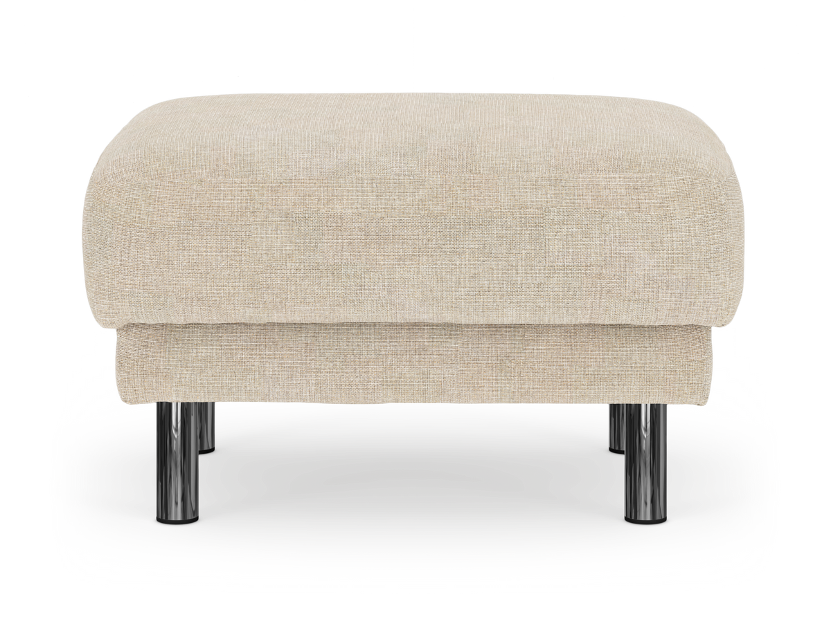 Beige fotpall i tyg med runda kromben, frilagd framifrån.