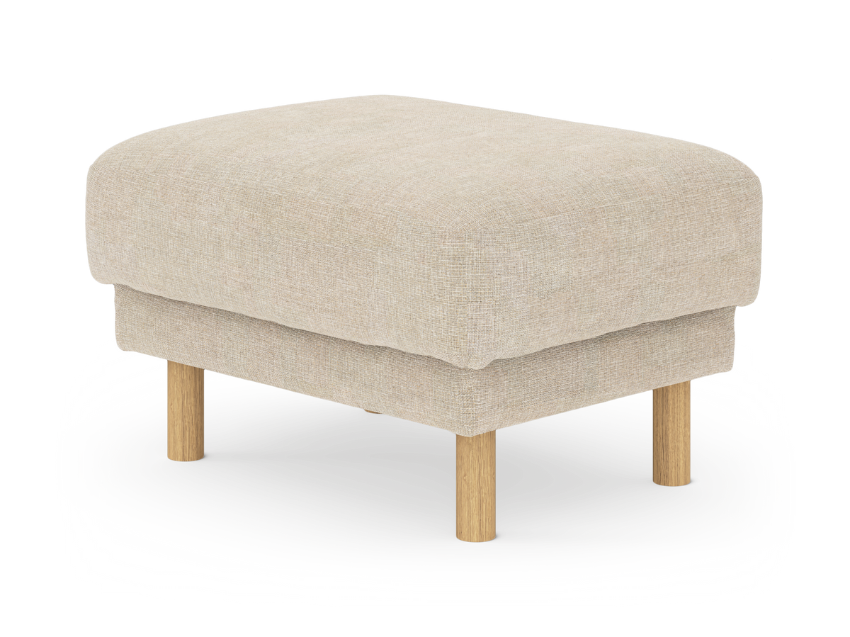 Beige fotpall i tyg med runda träben, frilagd på vit bakgrund.