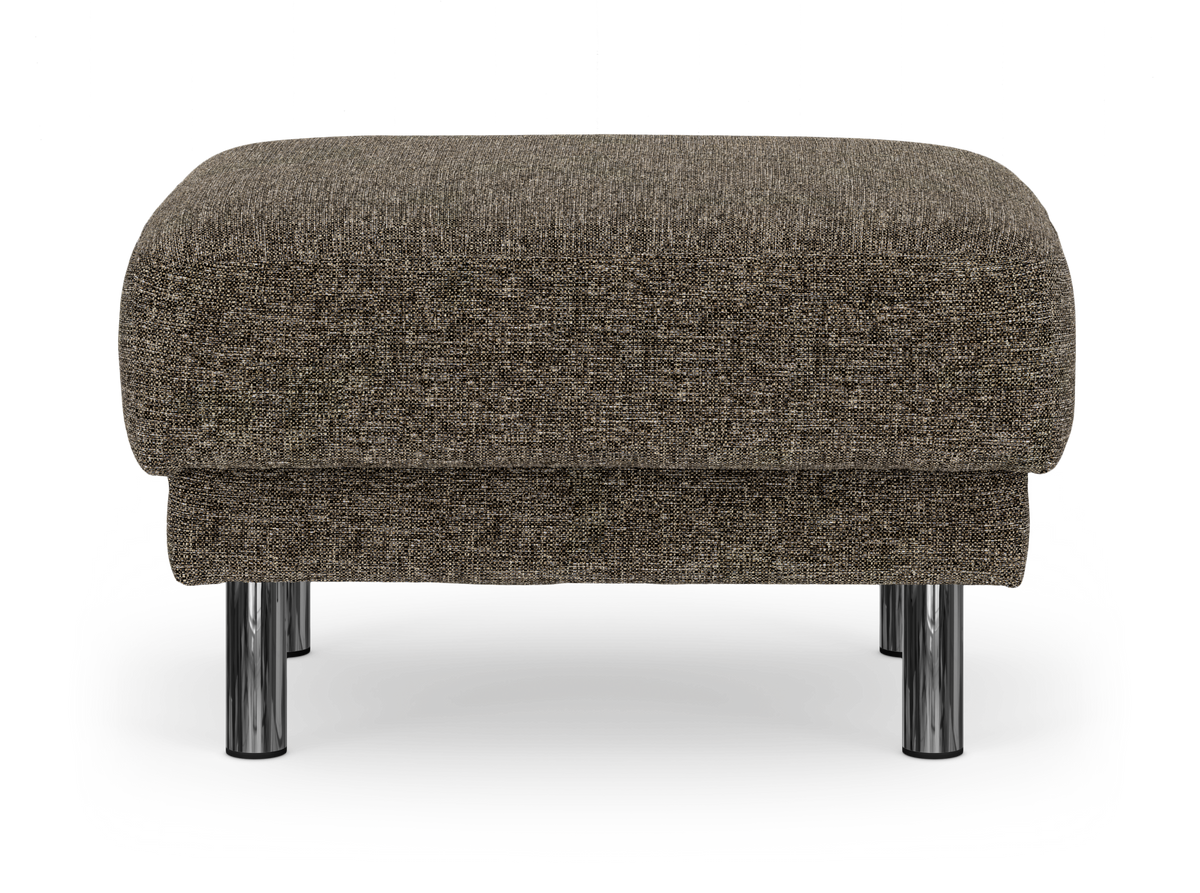 Brunmelerad fotpall/ottoman med kromade cylinderben, frilagd mot vit bakgrund.