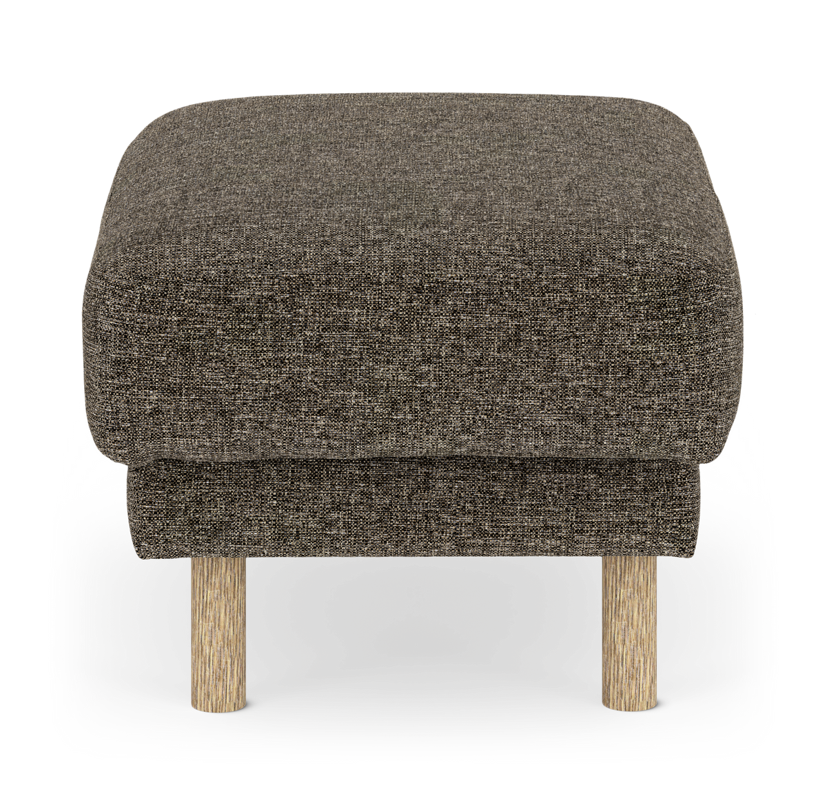 Brun textilpuff/ottoman med ljusa träben, sedd rakt framifrån på frilagd vit bakgrund.