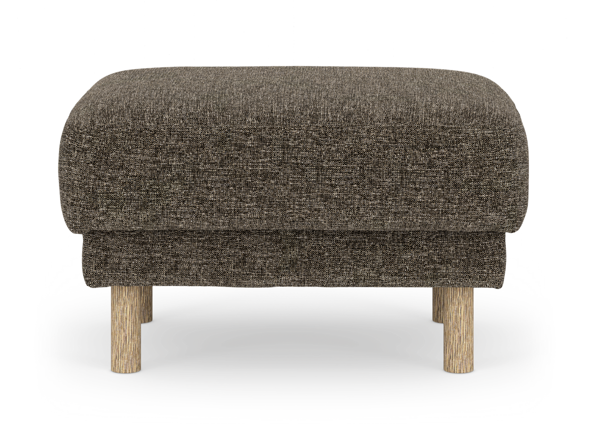 Brun fotpall/ottoman i tyg med runda träben, frilagd mot vit bakgrund.