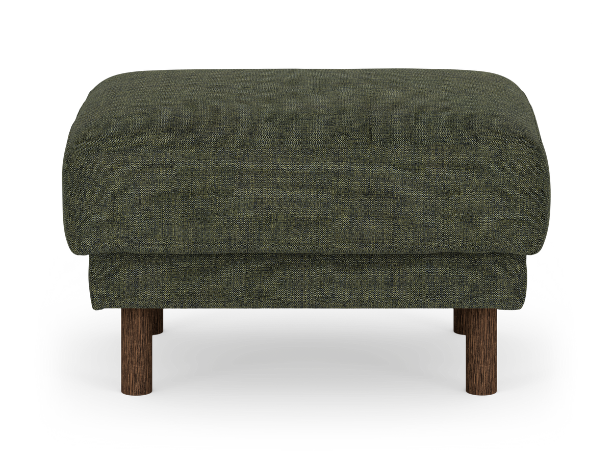 Grön textilklädd fotpall/ottoman med mörka träben, frilagd mot vit bakgrund.