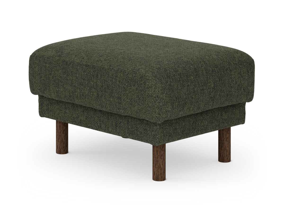 Grön tygklädd ottoman/fotpall med runda mörka träben, frilagd mot vit bakgrund.
