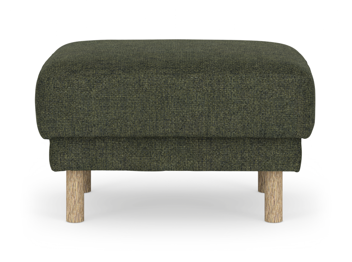 Grön textilklädd ottoman/fotpall med runda träben, frilagd på vit bakgrund.