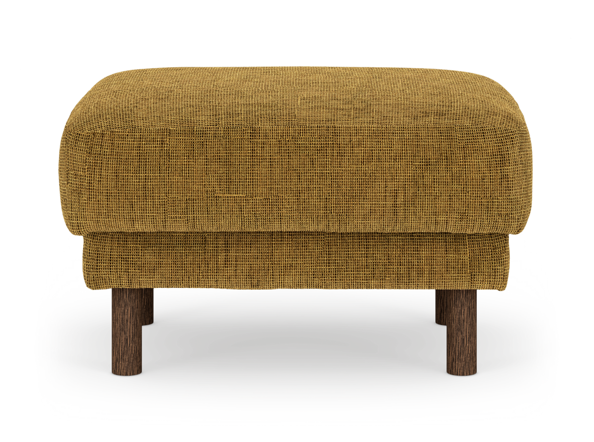 Sennepsgul stoppad ottoman/fotpall i texturerat tyg med runda ben i mörkt trä, frilagd mot vit bakgrund.