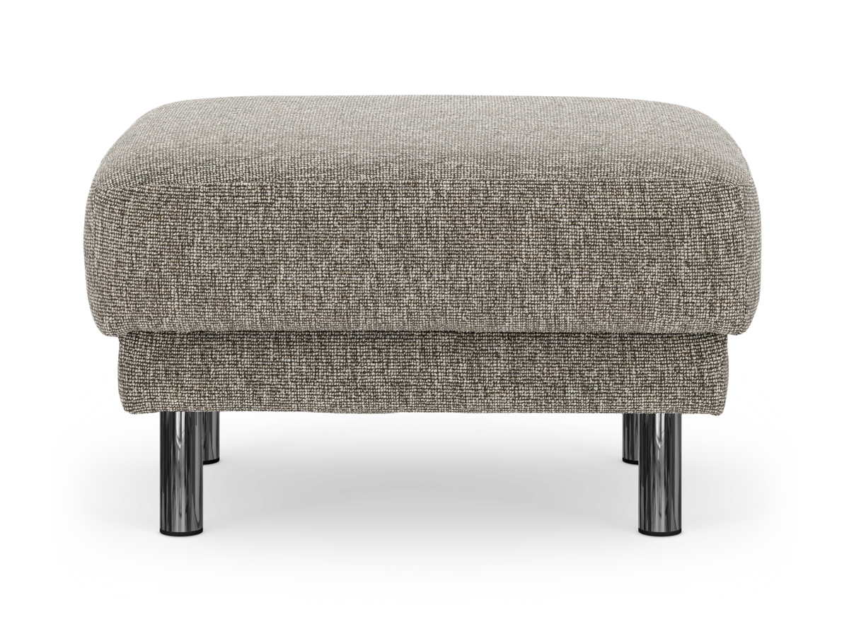 Beigegrå tygpuff/ottoman med kromade runda ben, frontvy på frilagd vit bakgrund.