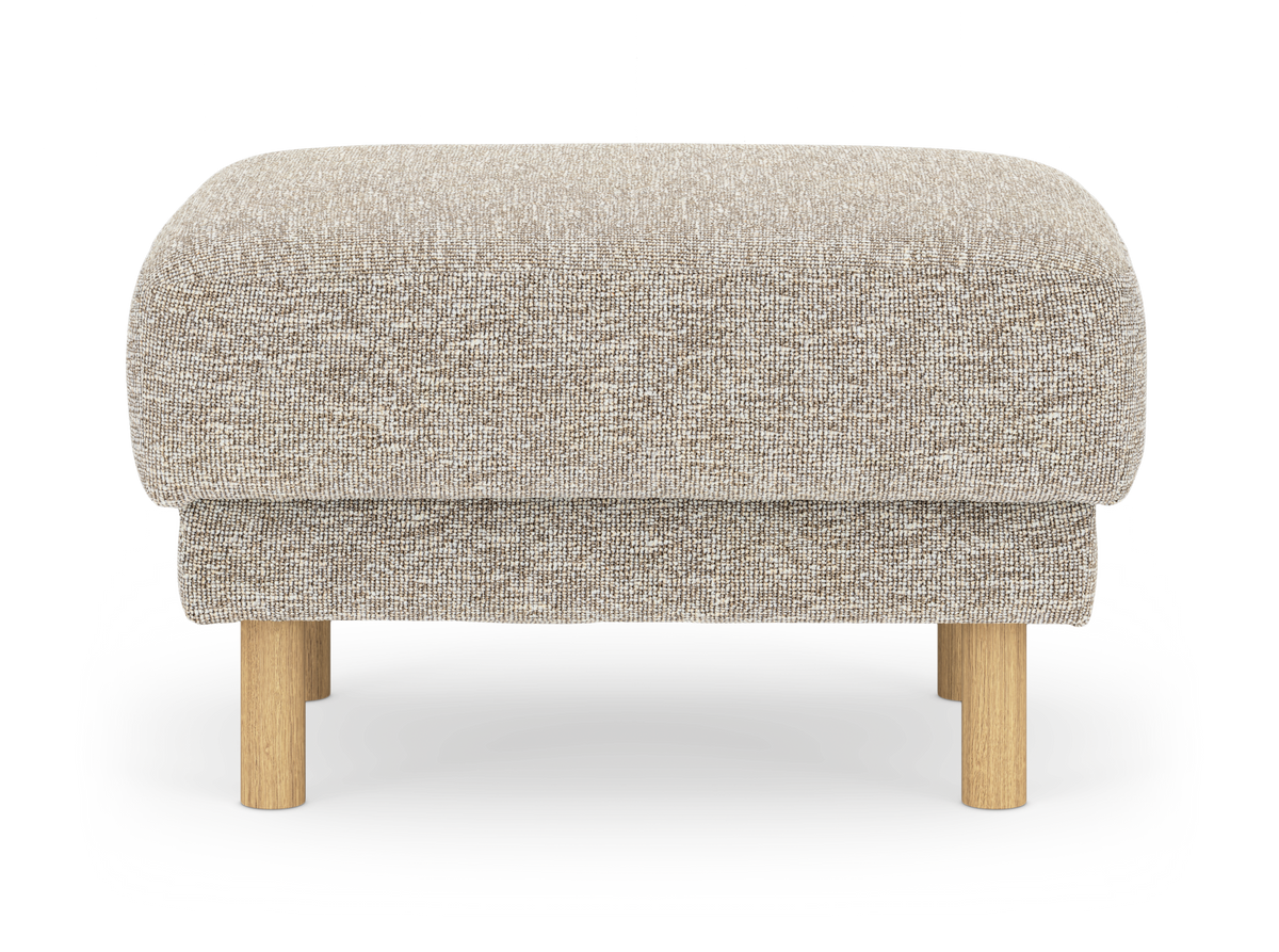 Beige fotpall i tyg med runda ljusa träben, frilagd mot vit bakgrund.
