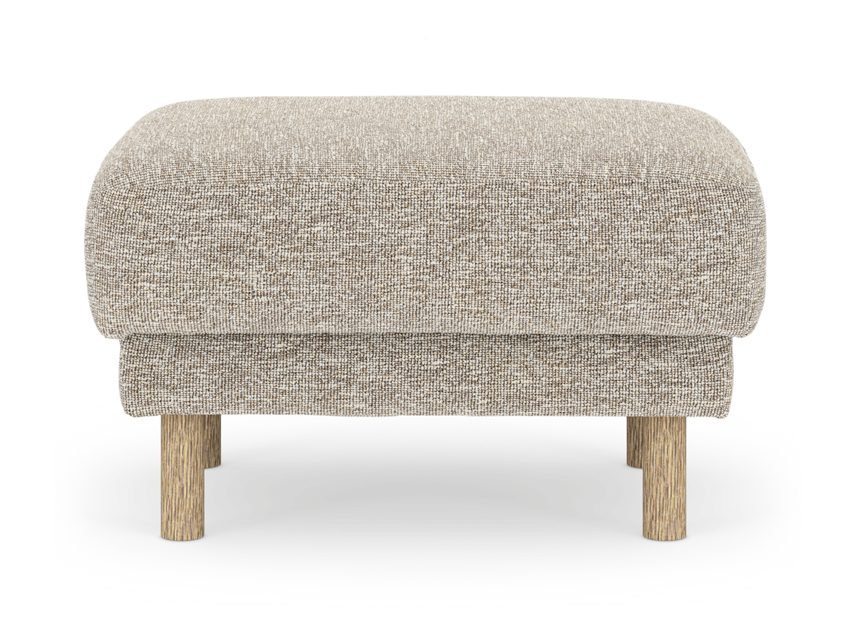 Beige stoppad fotpall med träben, sedd framifrån, frilagd mot vit bakgrund.