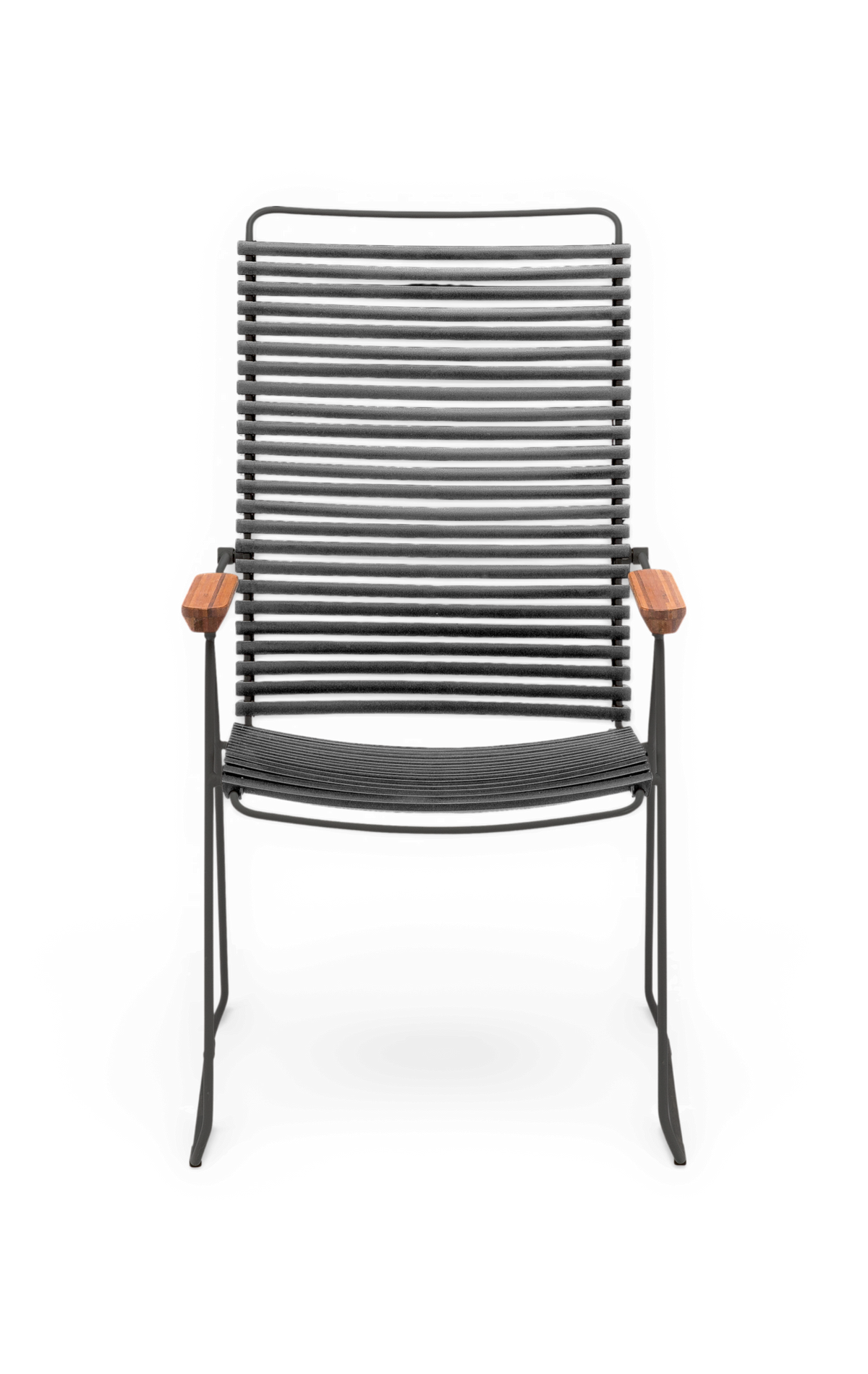 Svart loungestol i metall med ribbad sits och rygg i rep samt träarmstöd, frontal vy, frilagd.