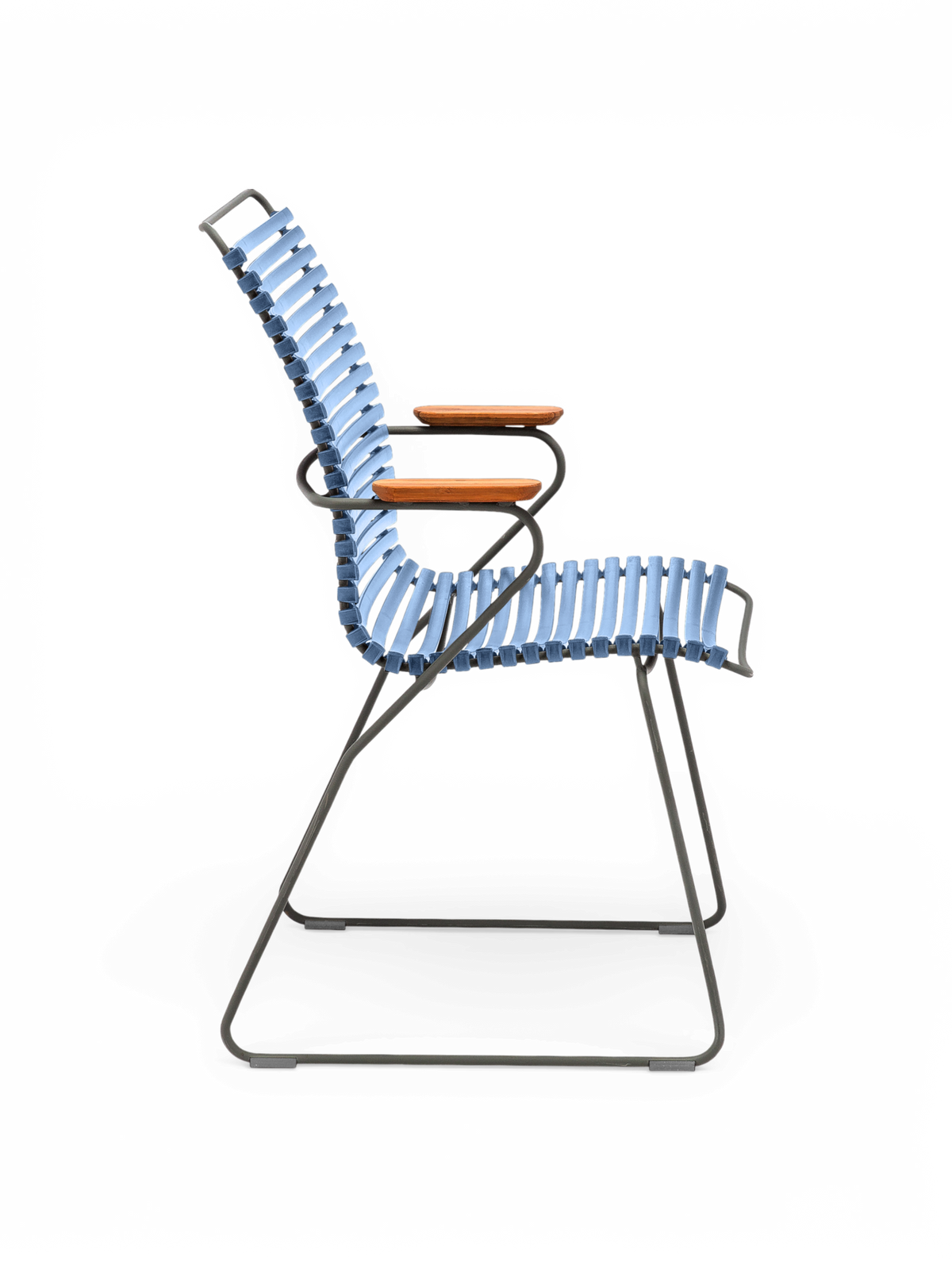 Sidovy av en modern loungestol med blå lameller, svart metallram och träarmstöd, frilagd bakgrund.