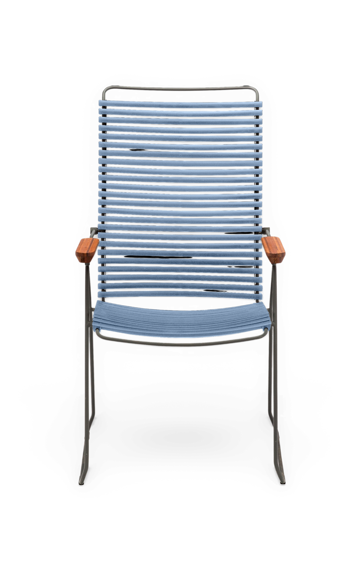 Blå ribbad loungestol med metallstativ och armstöd i trä, frontvy på transparent bakgrund.