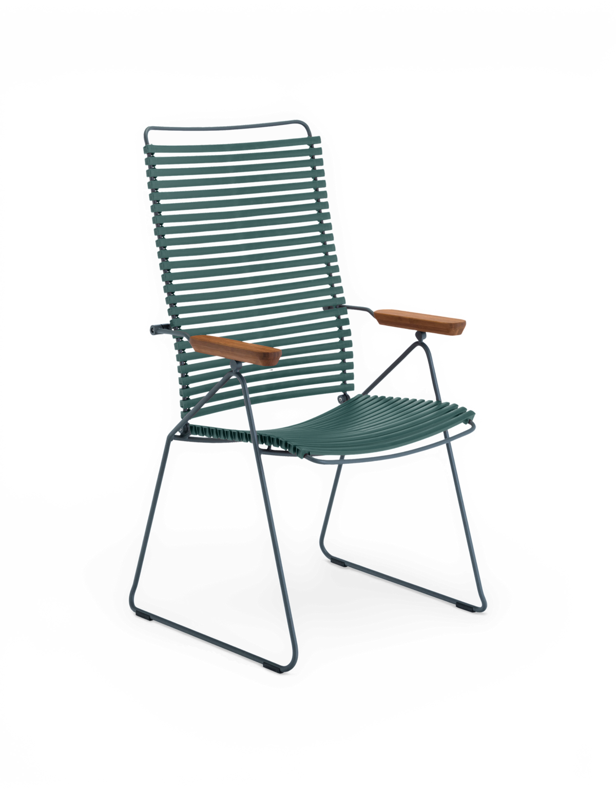 Grön metallstol med lameller, träsarmstöd och medar, fotad mot vit bakgrund.