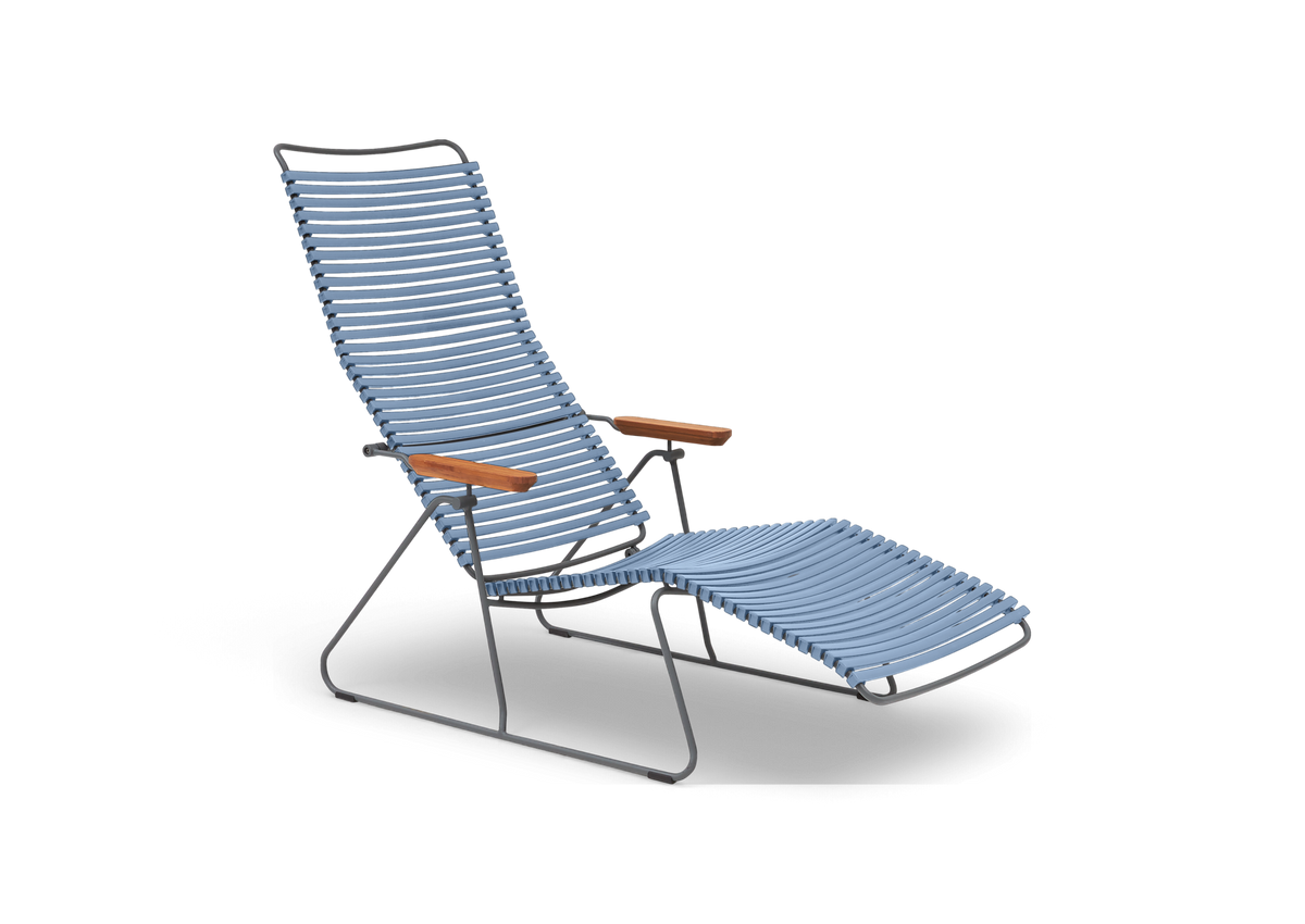 Blå loungestol med lamell-sits och integrerat fotstöd, metallstativ och träarmstöd.