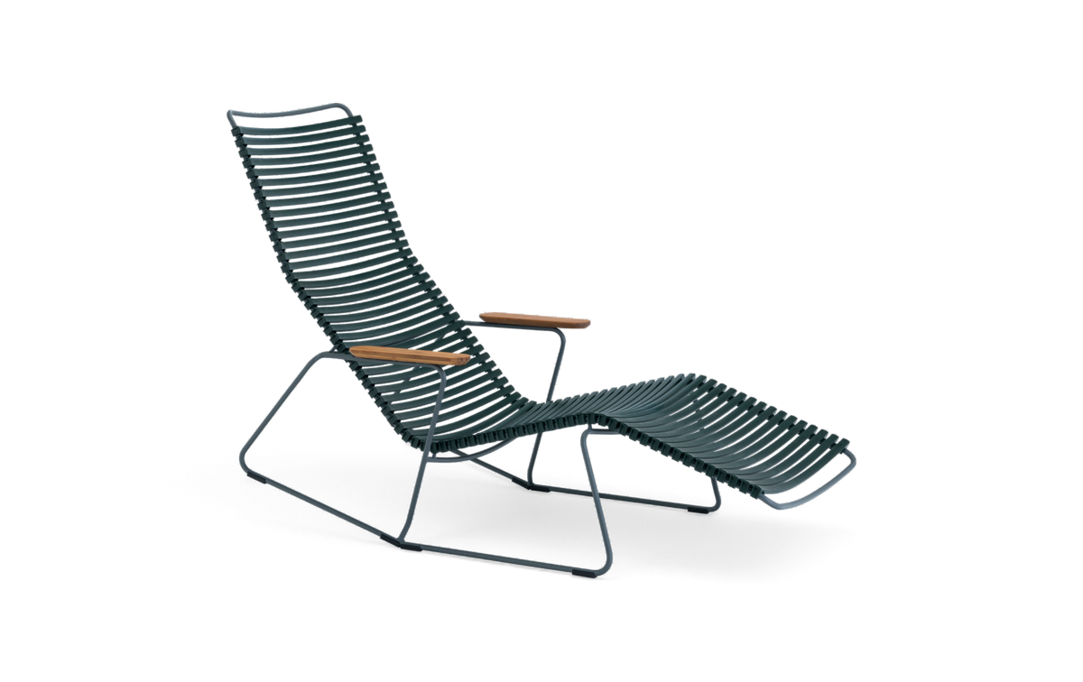 Mörkgrön ribbad vilstol/chaise longue i metall med fotstöd och armstöd i trä, frilagd mot vit bakgrund.